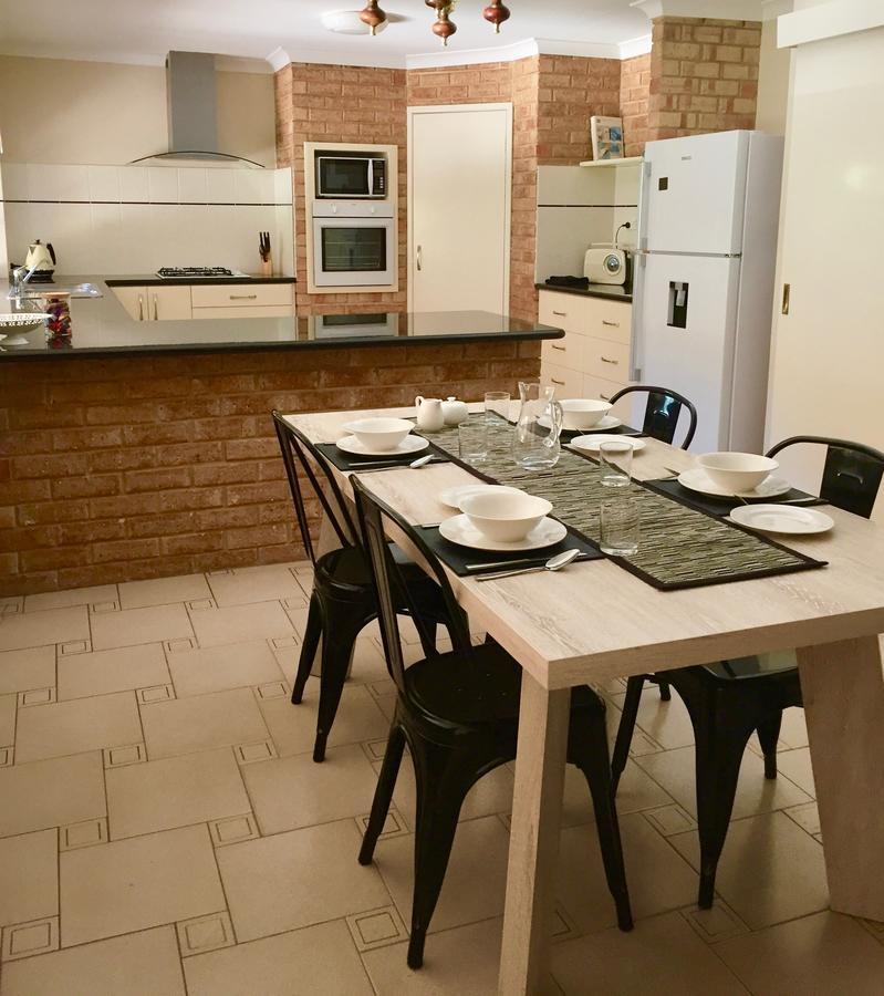 Murdoch Station Bed & Breakfast Perth Bagian luar foto