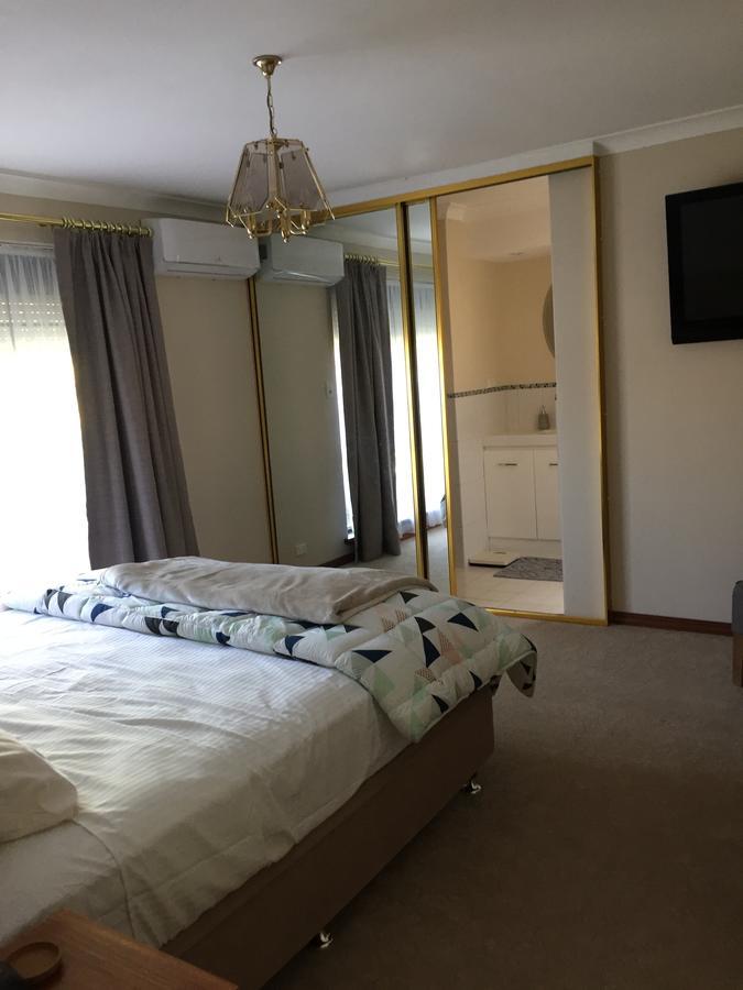 Murdoch Station Bed & Breakfast Perth Bagian luar foto
