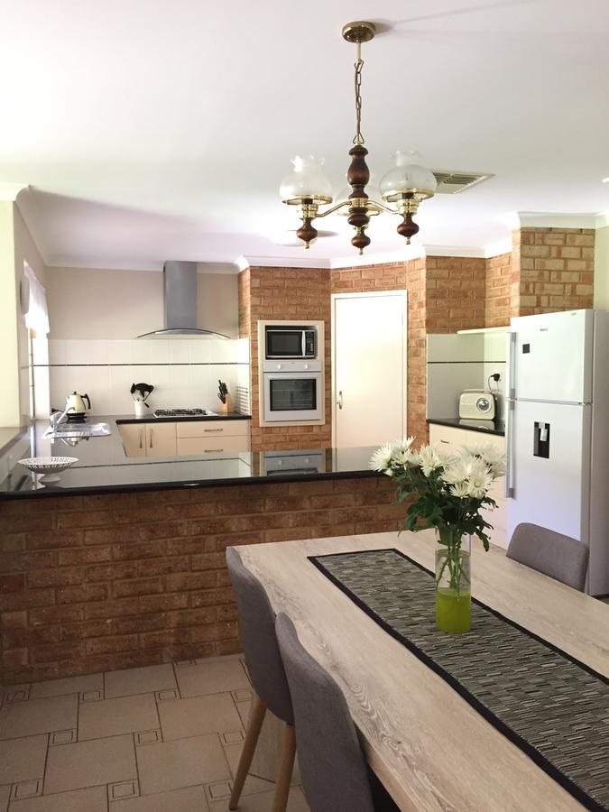 Murdoch Station Bed & Breakfast Perth Bagian luar foto